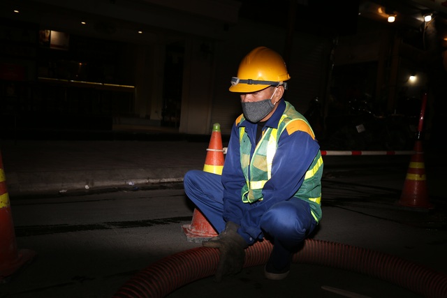 Hà Nội: Rét 9 độ C, công nhân thoát nước chìm trong nước thải buốt lạnh - 3 Hà Nội: Rét 9 độ C, công nhân thoát nước chìm trong nước thải buốt lạnh - 3
