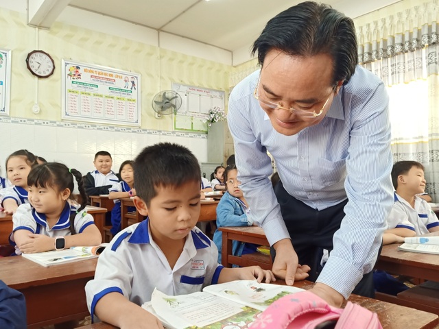Bộ trưởng GDĐT: Việc chọn sách giáo khoa cần phải đảm bảo công bằng - 3 Bộ trưởng GDĐT: Việc chọn sách giáo khoa cần phải đảm bảo công bằng - 3