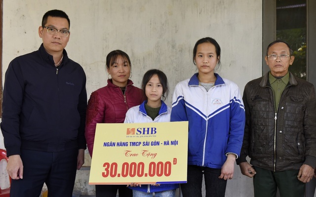 Ngân hàng SHB giúp đỡ 2 chị em mồ côi 30 triệu đồng thông qua báo Dân trí - 1 Ngân hàng SHB giúp đỡ 2 chị em mồ côi 30 triệu đồng thông qua báo Dân trí - 1