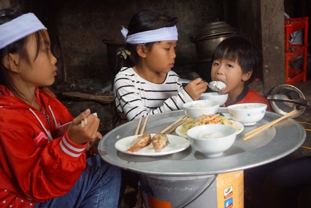 Đau nhói lòng cảnh 4 đứa trẻ mất cha trong vụ tai nạn tại Sở Tài chính - 4 Đau nhói lòng cảnh 4 đứa trẻ mất cha trong vụ tai nạn tại Sở Tài chính - 4