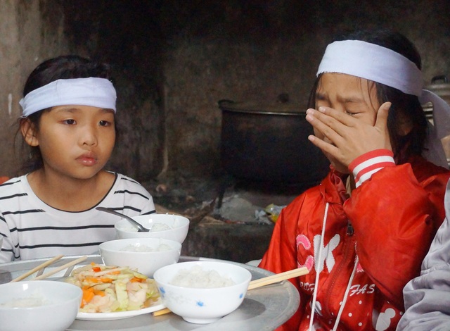 Đau nhói lòng cảnh 4 đứa trẻ mất cha trong vụ tai nạn tại Sở Tài chính - 7 Đau nhói lòng cảnh 4 đứa trẻ mất cha trong vụ tai nạn tại Sở Tài chính - 7