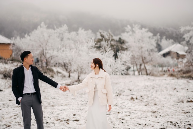 Hanoi couple over 400km wedding photos with magic snow in Y Ty - 2