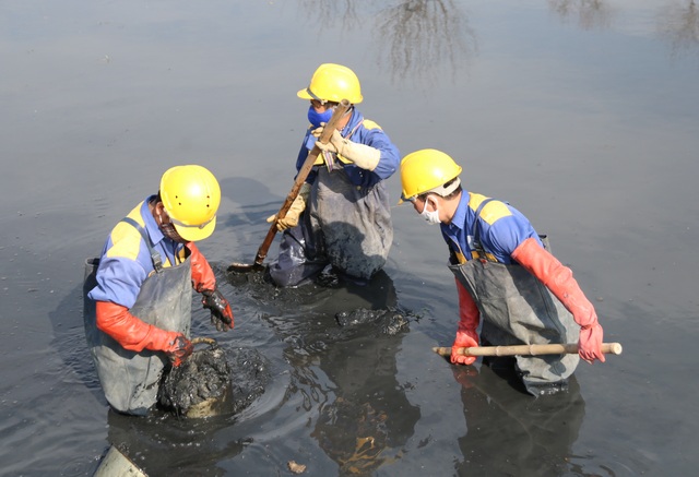 Hà Nội: Rét 9 độ C, công nhân thoát nước chìm trong nước thải buốt lạnh - 14 Hà Nội: Rét 9 độ C, công nhân thoát nước chìm trong nước thải buốt lạnh - 14