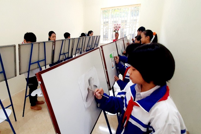 Thầy giáo trẻ Thanh Hóa truyền tình yêu đất nước tới học trò bằng tranh vẽ - 9