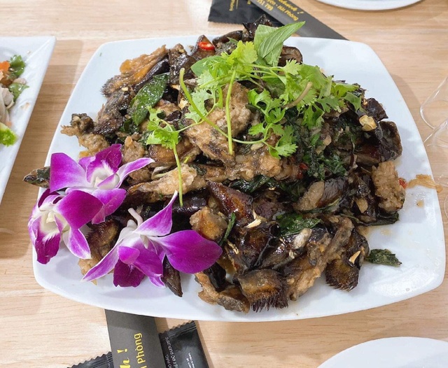 Giant sea beetles 1 million VND / pair, strange specialties attracting gourmet customers - 4