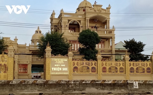 Choáng ngợp với những ngôi nhà đồ sộ phủ đầy vàng của đại gia Việt - 7
