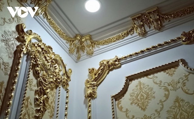 Choáng ngợp với những ngôi nhà đồ sộ phủ đầy vàng của đại gia Việt - 8