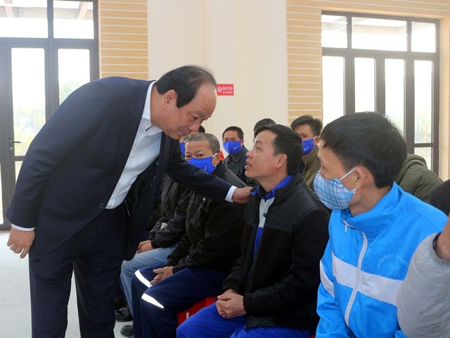 Bộ trưởng, Chủ nhiệm Văn phòng Chính phủ tặng quà cho người lao động - 1 Bộ trưởng, Chủ nhiệm Văn phòng Chính phủ tặng quà cho người lao động - 1