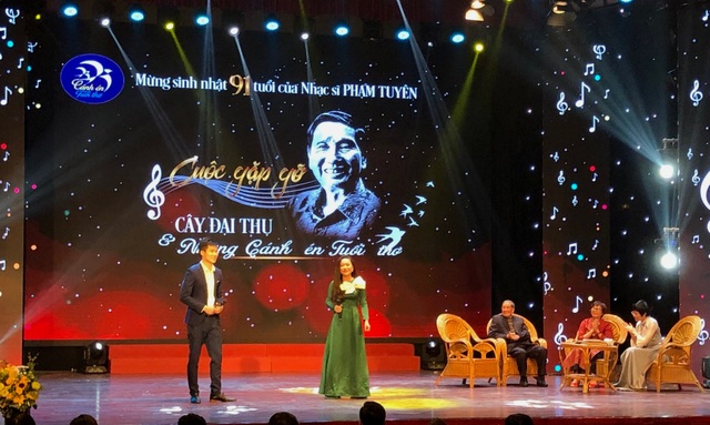 Đong đầy cảm xúc trong đêm nhạc mừng nhạc sĩ Phạm Tuyên tròn 91 tuổi - 5 Đong đầy cảm xúc trong đêm nhạc mừng nhạc sĩ Phạm Tuyên tròn 91 tuổi - 5