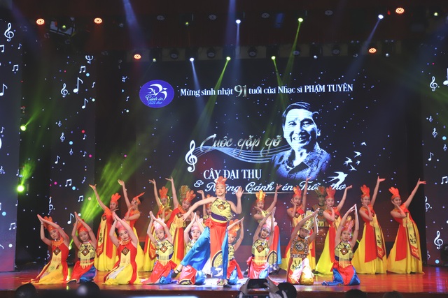 Đong đầy cảm xúc trong đêm nhạc mừng nhạc sĩ Phạm Tuyên tròn 91 tuổi - 4 Đong đầy cảm xúc trong đêm nhạc mừng nhạc sĩ Phạm Tuyên tròn 91 tuổi - 4