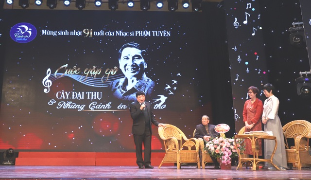 Đong đầy cảm xúc trong đêm nhạc mừng nhạc sĩ Phạm Tuyên tròn 91 tuổi - 2 Đong đầy cảm xúc trong đêm nhạc mừng nhạc sĩ Phạm Tuyên tròn 91 tuổi - 2