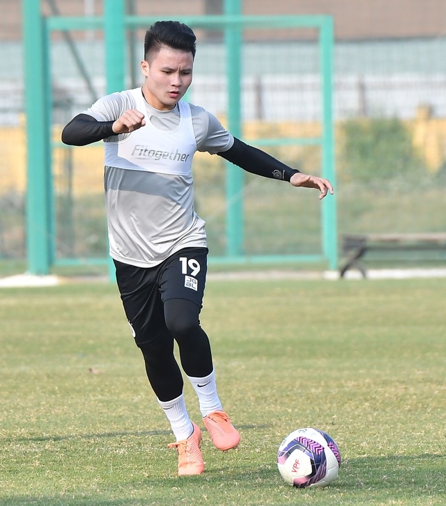 Văn Quyết giành Quả bóng vàng, HLV Chu Đình Nghiêm nói gì? - 2 Văn Quyết giành Quả bóng vàng, HLV Chu Đình Nghiêm nói gì? - 2