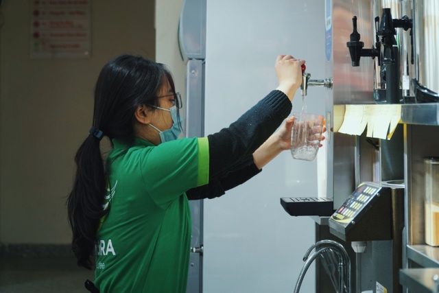 Sinh viên tất bật làm thêm trong dịp cận Tết - 3 Sinh viên tất bật làm thêm trong dịp cận Tết - 3