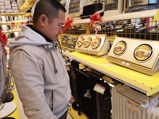 Máy sưởi, quạt sưởi giá rẻ cháy hàng tại siêu thị điện máy - 2 Máy sưởi, quạt sưởi giá rẻ cháy hàng tại siêu thị điện máy - 2