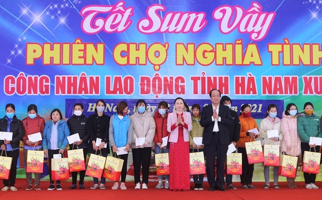 Bộ trưởng, Chủ nhiệm Văn phòng Chính phủ tặng quà cho người lao động - 3 Bộ trưởng, Chủ nhiệm Văn phòng Chính phủ tặng quà cho người lao động - 3