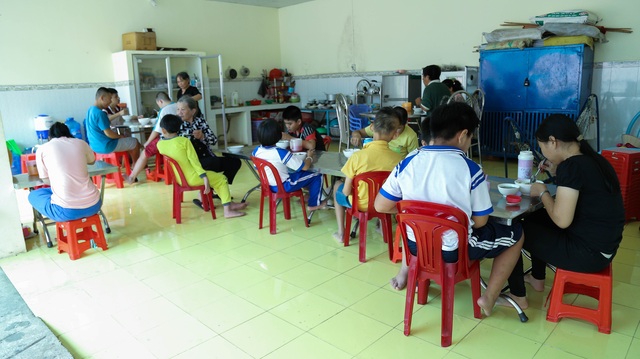 Hết lòng vì những đứa trẻ mang nỗi đau da cam - 4 Hết lòng vì những đứa trẻ mang nỗi đau da cam - 4