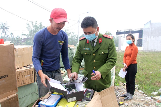 Phát hiện cả kho hàng không rõ nguồn gốc chuẩn bị tung ra thị trường Tết - 2 Phát hiện cả kho hàng không rõ nguồn gốc chuẩn bị tung ra thị trường Tết - 2