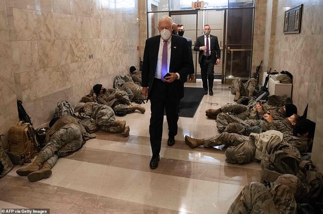 Hàng trăm vệ binh ngủ trên sàn nhà quốc hội Mỹ - 8