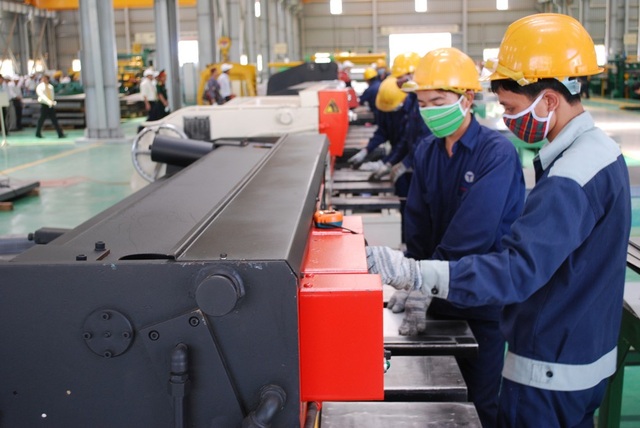 Covid-19 khiến lương công nhân trong năm 2020 giảm gần 6% - 1 Covid-19 khiến lương công nhân trong năm 2020 giảm gần 6% - 1