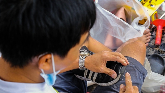 Thợ sửa giày vỉa hè tá hỏa vì tân trang đồ có giá tới... 23.000 USD - 7 Thợ sửa giày vỉa hè tá hỏa vì tân trang đồ có giá tới... 23.000 USD - 7