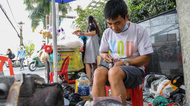Thợ sửa giày vỉa hè tá hỏa vì tân trang đồ có giá tới... 23.000 USD - 9 Thợ sửa giày vỉa hè tá hỏa vì tân trang đồ có giá tới... 23.000 USD - 9