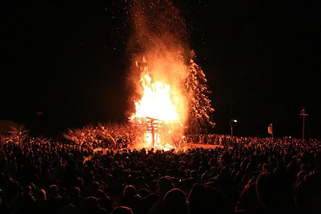Cuộc đấu đốt đền khổng lồ trong lễ hội lửa Dosojin - 2
