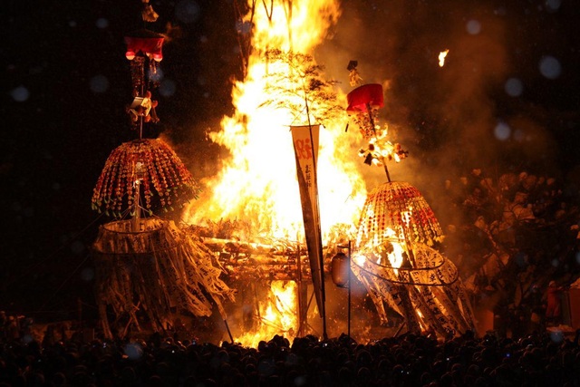 Cuộc đấu đốt đền khổng lồ trong lễ hội lửa Dosojin - 3