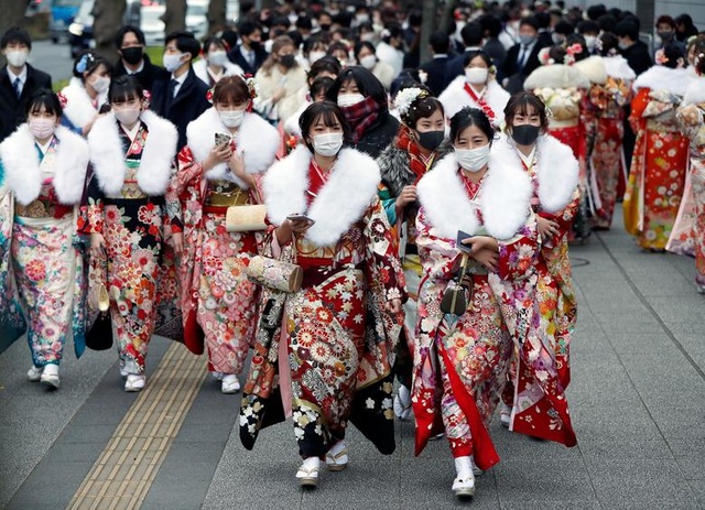 Giới trẻ Nhật Bản đeo khẩu trang dự lễ trưởng thành giữa dịch Covid-19 - 4