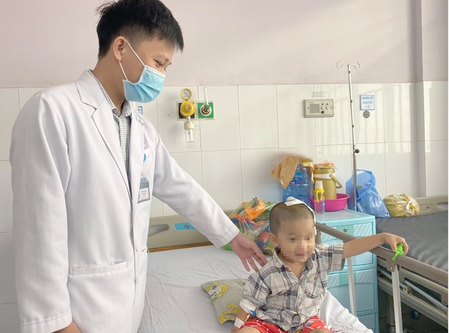 Cậu bé 2 tuổi bị lõm hộp sọ vì tai nạn nguy hiểm thường gặp - 2 Cậu bé 2 tuổi bị lõm hộp sọ vì tai nạn nguy hiểm thường gặp - 2