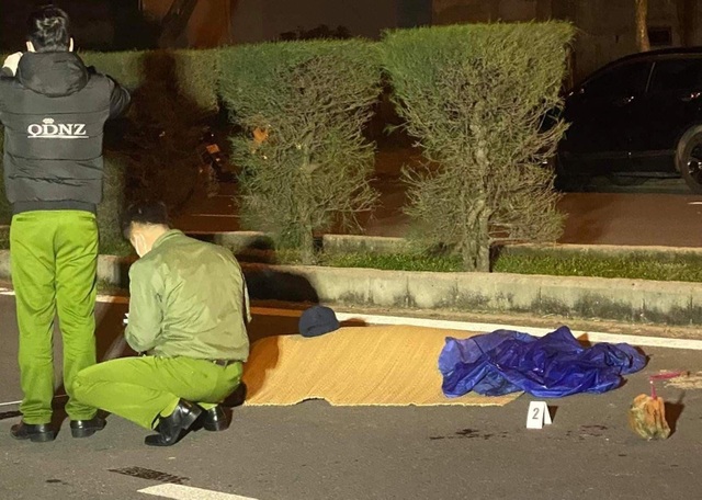 Nam thanh niên bị đâm chết giữa đường phố trong đêm khuya - 1