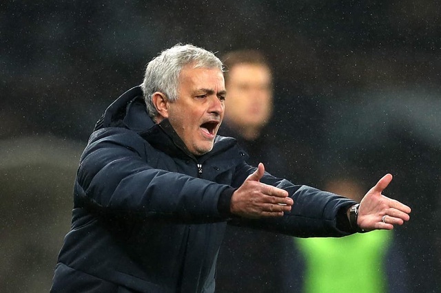 Tottenham liên tiếp đánh rơi vàng, HLV Mourinho tức điên - 1