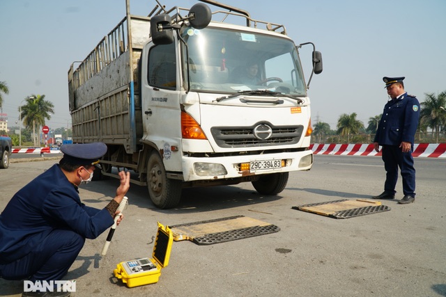 Hàng loạt xe quá tải bị xử lý khi lưu thông trên cầu Thăng Long - 4 Hàng loạt xe quá tải bị xử lý khi lưu thông trên cầu Thăng Long - 4