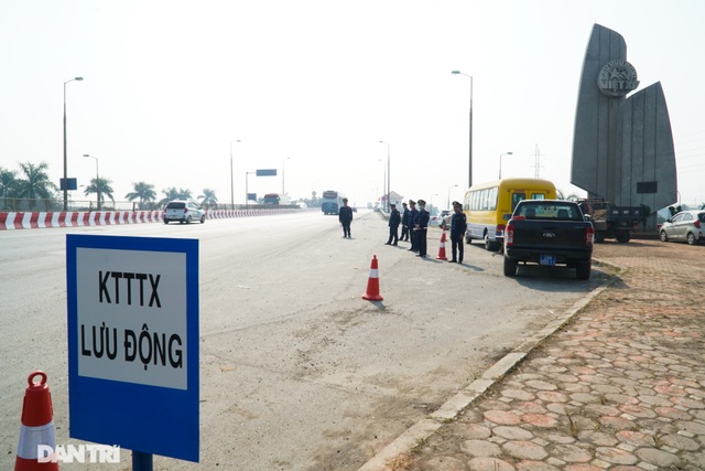 Hàng loạt xe quá tải bị xử lý khi lưu thông trên cầu Thăng Long - 1 Hàng loạt xe quá tải bị xử lý khi lưu thông trên cầu Thăng Long - 1