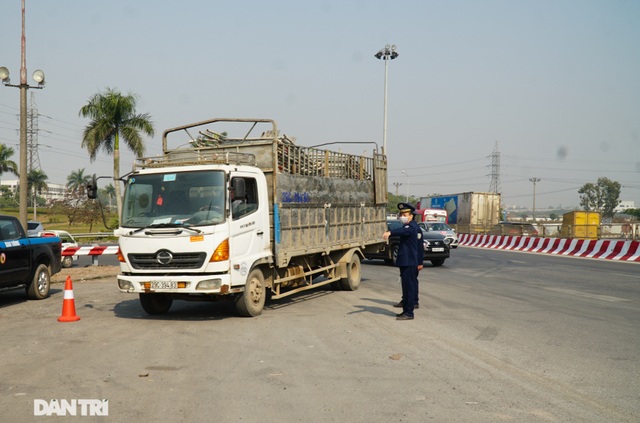 Hàng loạt xe quá tải bị xử lý khi lưu thông trên cầu Thăng Long - 2 Hàng loạt xe quá tải bị xử lý khi lưu thông trên cầu Thăng Long - 2