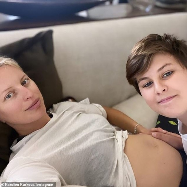Siêu mẫu nội y Karolina Kurkova mang thai lần ba - 1 Siêu mẫu nội y Karolina Kurkova mang thai lần ba - 1