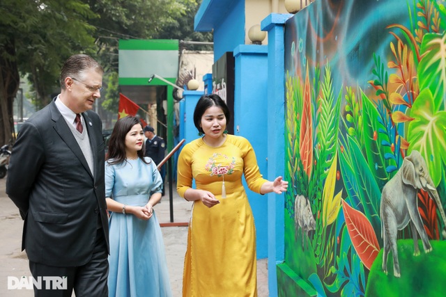 Đại sứ Mỹ khánh thành bức tranh tường 100m2 về chủ đề môi trường tại Hà Nội - 6 Đại sứ Mỹ khánh thành bức tranh tường 100m2 về chủ đề môi trường tại Hà Nội - 6
