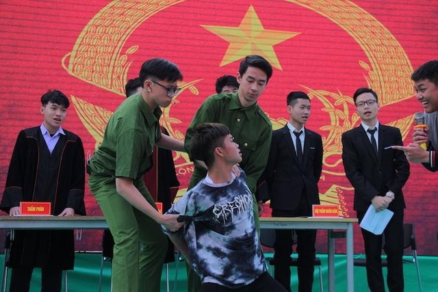Học Văn, Sử bằng… diễn kịch - 4 Học Văn, Sử bằng… diễn kịch - 4