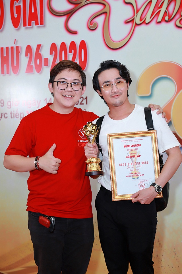 Huỳnh Lập để nguyên tạo hình già nua, hốt hoảng chạy đến sân khấu nhận giải - 3 Huỳnh Lập để nguyên tạo hình già nua, hốt hoảng chạy đến sân khấu nhận giải - 3