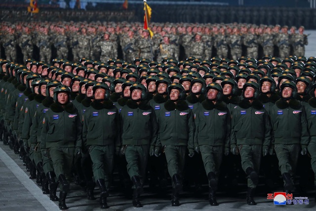 Triều Tiên duyệt binh rầm rộ, khoe vũ khí mạnh nhất thế giới - 15 Triều Tiên duyệt binh rầm rộ, khoe vũ khí mạnh nhất thế giới - 15
