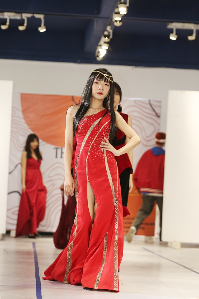 Nam sinh ĐH Kiến trúc mặc váy ngắn, đi catwalk đẹp hơn cả nữ sinh - 4 Nam sinh ĐH Kiến trúc mặc váy ngắn, đi catwalk đẹp hơn cả nữ sinh - 4