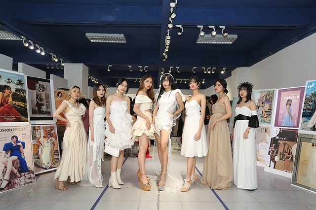Nam sinh ĐH Kiến trúc mặc váy ngắn, đi catwalk đẹp hơn cả nữ sinh - 13 Nam sinh ĐH Kiến trúc mặc váy ngắn, đi catwalk đẹp hơn cả nữ sinh - 13
