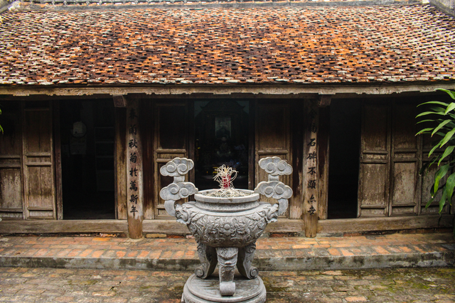 The hundred-year-old wooden house contains many precious antiques of the Nguyen dynasty in Ha Nam - 1