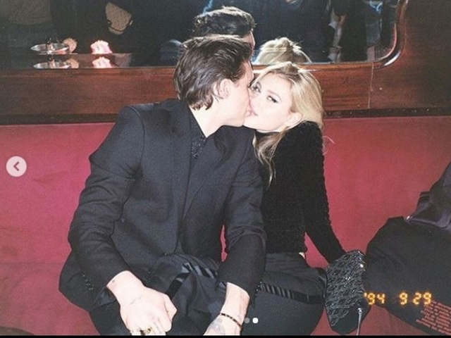 Brooklyn Beckham liên tục nịnh đầm bạn gái - 5 Brooklyn Beckham liên tục nịnh đầm bạn gái - 5