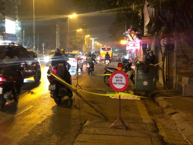 Thai nhi khoảng 8 tháng tuổi bị vứt cạnh thùng rác trên đường Lê Duẩn - 1 Thai nhi khoảng 8 tháng tuổi bị vứt cạnh thùng rác trên đường Lê Duẩn - 1