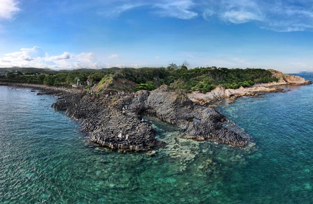 Khám phá gành đá đĩa - một hiện tượng tự nhiên độc đáo và hấp dẫn ở Việt Nam. Bạn sẽ được ngắm nhìn những hòn đá được tự nhiên tạo hình thành một cách tuyệt vời trên bãi biển nổi tiếng đẹp nhất của Quảng Bình.