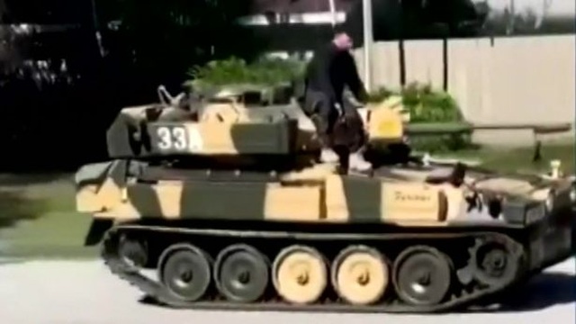 Chơi trội lái xe tăng đi... dạo phố - 1 Chơi trội lái xe tăng đi... dạo phố - 1