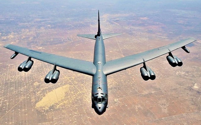 Chuyện hy hữu: Máy bay ném bom B-52H mất đuôi đứng và lái hướng vẫn hạ cánh an toàn - 1