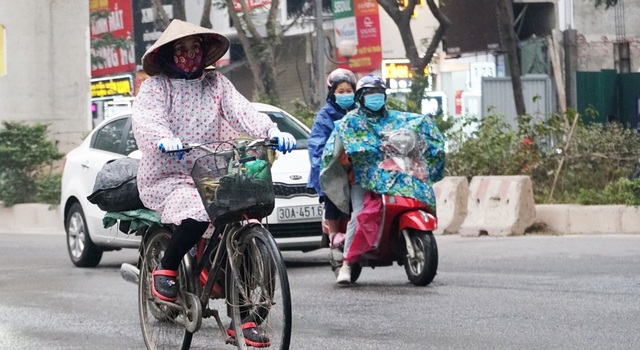 Không khí lạnh tăng cường, người dân Thủ đô co ro khi ra đường - 2 Không khí lạnh tăng cường, người dân Thủ đô co ro khi ra đường - 2