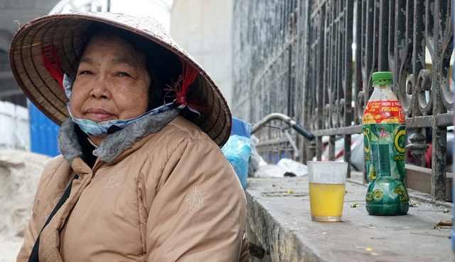 Không khí lạnh tăng cường, người dân Thủ đô co ro khi ra đường - 4 Không khí lạnh tăng cường, người dân Thủ đô co ro khi ra đường - 4