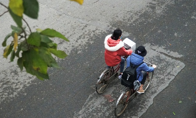 Không khí lạnh tăng cường, người dân Thủ đô co ro khi ra đường - 11 Không khí lạnh tăng cường, người dân Thủ đô co ro khi ra đường - 11